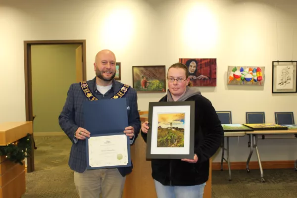 Woman and mayor standing with photo 